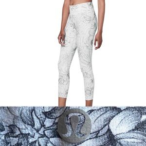 Lululemon Train Times 7/8 Pant *25"
Twine White Multi / White. Size 6